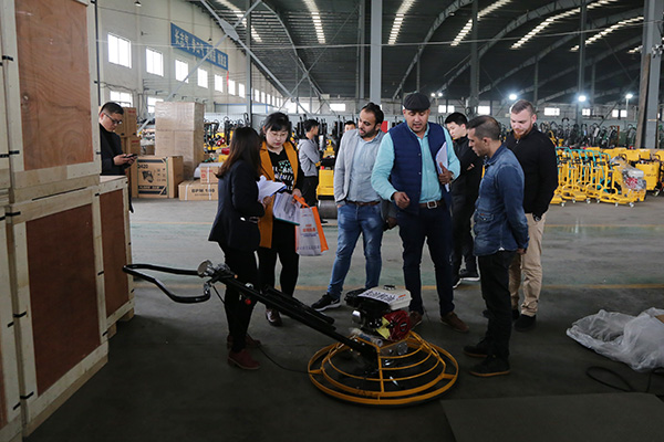 Warmly Welcomes UAE Merchants To Visit Shandong Lvbei For Purchase Pavement Equipment  