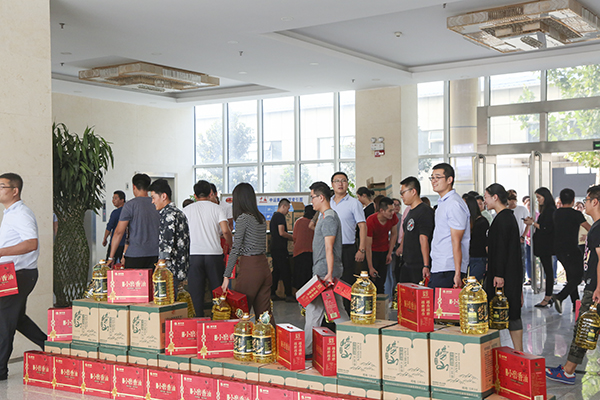 Happy Mid-Autumn Festival Shandong Lvbei Distribute Welfare To All Employ