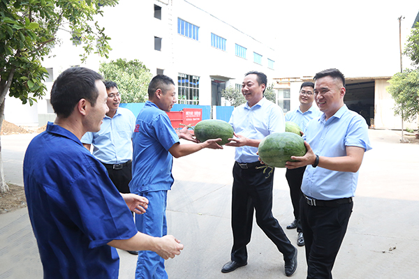 Shandong Lvbei Leaders Express Their Care To The Frontline Employees In Production Workshop