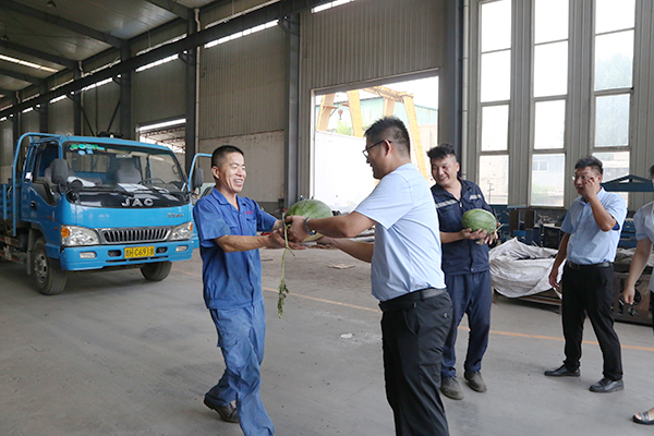 Shandong Lvbei Leaders Express Their Care To The Frontline Employees In Production Workshop