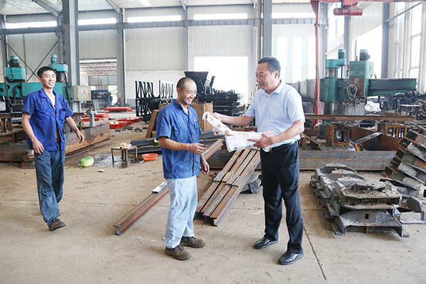 Shandong Lvbei Leaders Express Their Care To The Frontline Employees In Production Workshop